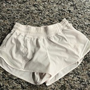 Lululemon white hottie hot shorts. 2.5” and lined